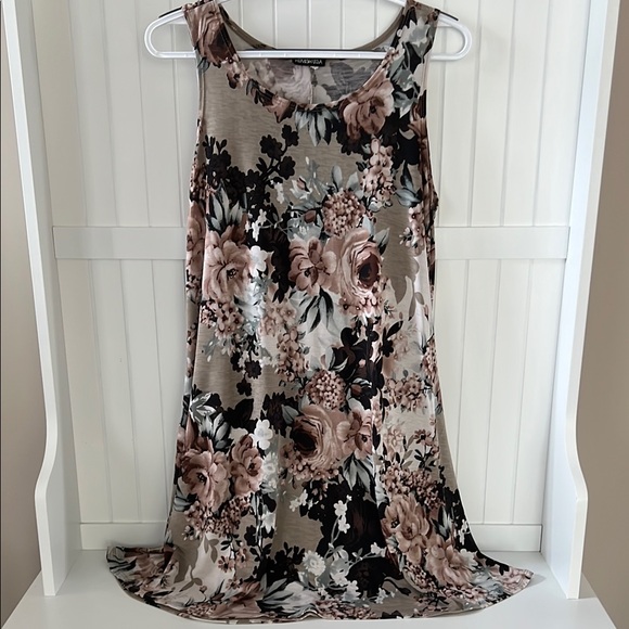 HEIMISH USA Dresses & Skirts - Floral Sleeveless Dress
